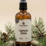 Флакон гидролата сосны обыкновенной 100 мл со спреем на камнях среди хвои